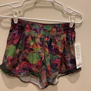 Lululemon Hotty Hot 4 inch shorts, size 6